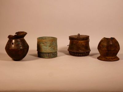 ASHANTI, Ghana. Quatre récipients rituels « Kuduo » en allia…