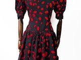 robe à pois rouges et noirs avec des manches bouffantes sur un mannequin