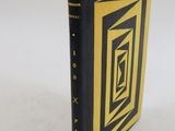 une image représentant un livre noir et doré à la couverture jaune