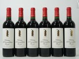 six bouteilles de vin rouge sont alignées sur une surface blanche