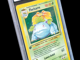 gros plan d'une carte pokemon dans un étui en plastique