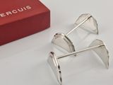 paire de boucles d'oreilles manchette plaquées argent au design incurvé, présentées dans un coffret cadeau