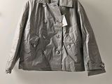 la veste est suspendue à un cintre sur le mur