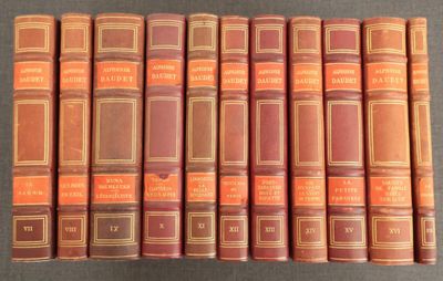 six vieux livres sont empilés sur une table