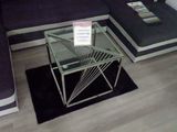 une table basse en verre surmontée d'un porte-revues