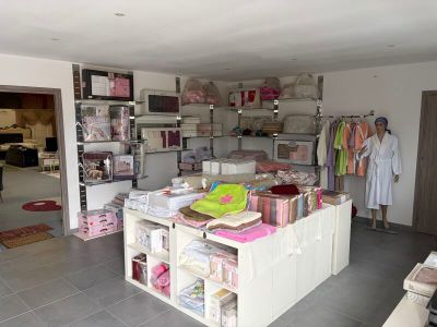 une pièce où les étagères sont remplies de vêtements