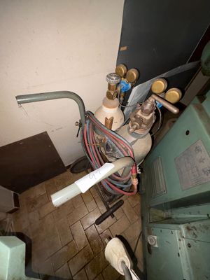 un chauffe-eau posé dans un coin d'une pièce