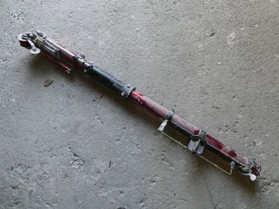 un stylo posé par terre, avec un autre stylo à l'intérieur
