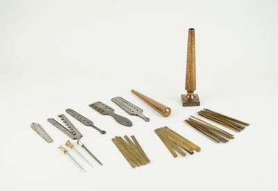 tout un assortiment d'outils est disposé sur une surface blanche