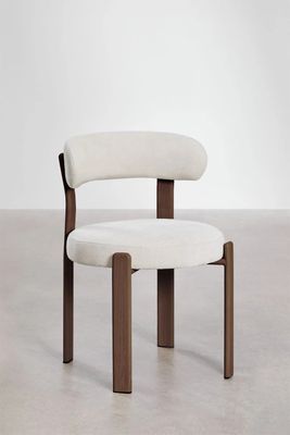 une chaise blanche avec des pieds en bois et une assise blanche