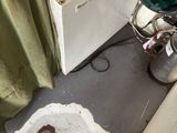 des toilettes sales dans un coin d'une pièce, près d'une fenêtre