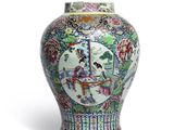 un vase posé sur une surface blanche