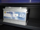 une photo d'une batterie de voiture posée sur une étagère