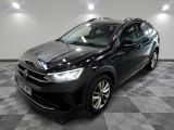 le 4x4 noir de Volkswagen est garé sur un carrelage à carreaux