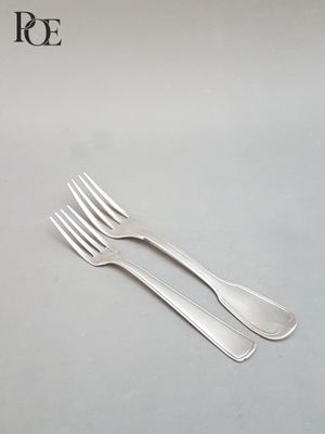 une fourchette et une cuillère posées sur une table