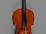 un vieux violon avec un archet accroché au mur
