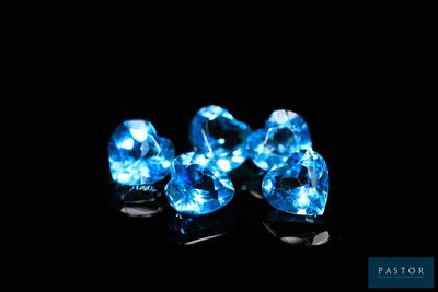 un groupe de diamants bleus sur fond noir
