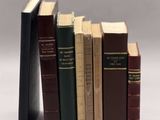 plusieurs livres sont empilés sur une surface blanche