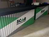 une photo d'un comptoir dans un garage, orné d'une bande verte et blanche