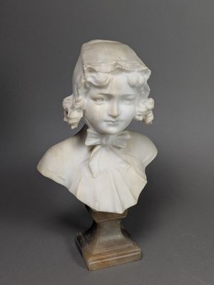 un buste en marbre blanc représentant une jeune fille