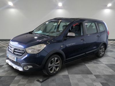 la camionnette bleue est garée dans une grande pièce au sol en damier