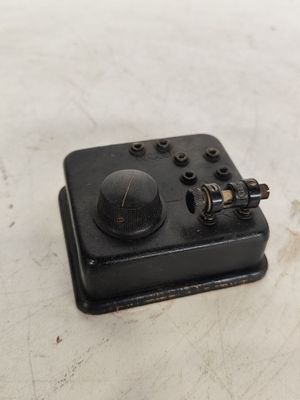 un gros plan d'un petit objet noir posé sur une table