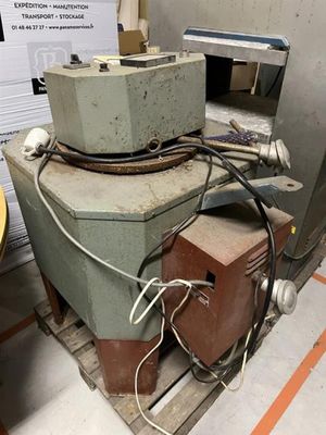 une machine posée sur une palette