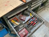 de nombreux outils dans le tiroir d'un établi