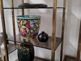 une étagère en verre sur laquelle sont posés des vases, dans une pièce