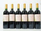 six bouteilles de vin sont alignées sur une surface blanche
