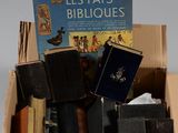 une boîte pleine de livres posée sur une table