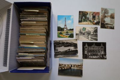 une boîte remplie de vieilles cartes postales posée sur une table