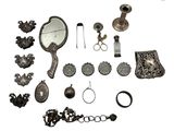 une photo d'une collection de bijoux anciens en argent sur fond blanc