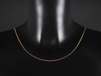 un collier à chaîne en or sur un mannequin mannequin mannequin mannequin mannequin mannequin mannequin mannequin mannequin mannequin