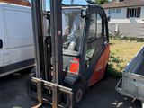 un chariot élévateur garé à côté d'une camionnette blanche