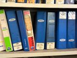 de nombreux livres sur les étagères de la bibliothèque