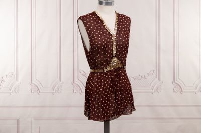 une image d'une robe sur un mannequin
