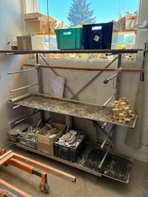 une pièce dans laquelle se trouve une étagère sur laquelle sont posés des outils