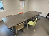 une table et des chaises dans une pièce avec fenêtre