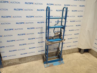 La plate-forme bleue se trouve devant un mur sur lequel est accrochée une pancarte.