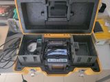un boîtier jaune contenant des composants électroniques