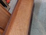 une longue table en bois surmontée d'un tiroir