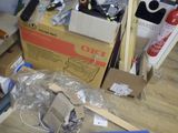 un tas d'objets divers posés sur un plancher en bois