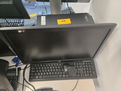 un ordinateur portable posé sur un bureau, avec un clavier et une souris