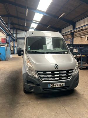 une camionnette argentée garée dans un garage