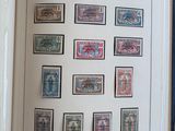 un livre avec un tas de timbres dessus