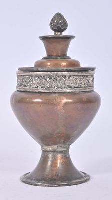 un vase en argent avec un couvercle, sur fond blanc