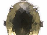 un gros plan d'un pendentif orné d'une pierre de quartz jaune facettée