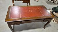 Bureau plat en merisier à plateau de cuir rouge. (photo 2)