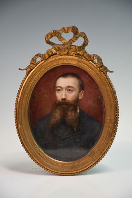 portrait d'un homme barbu dans un cadre en or